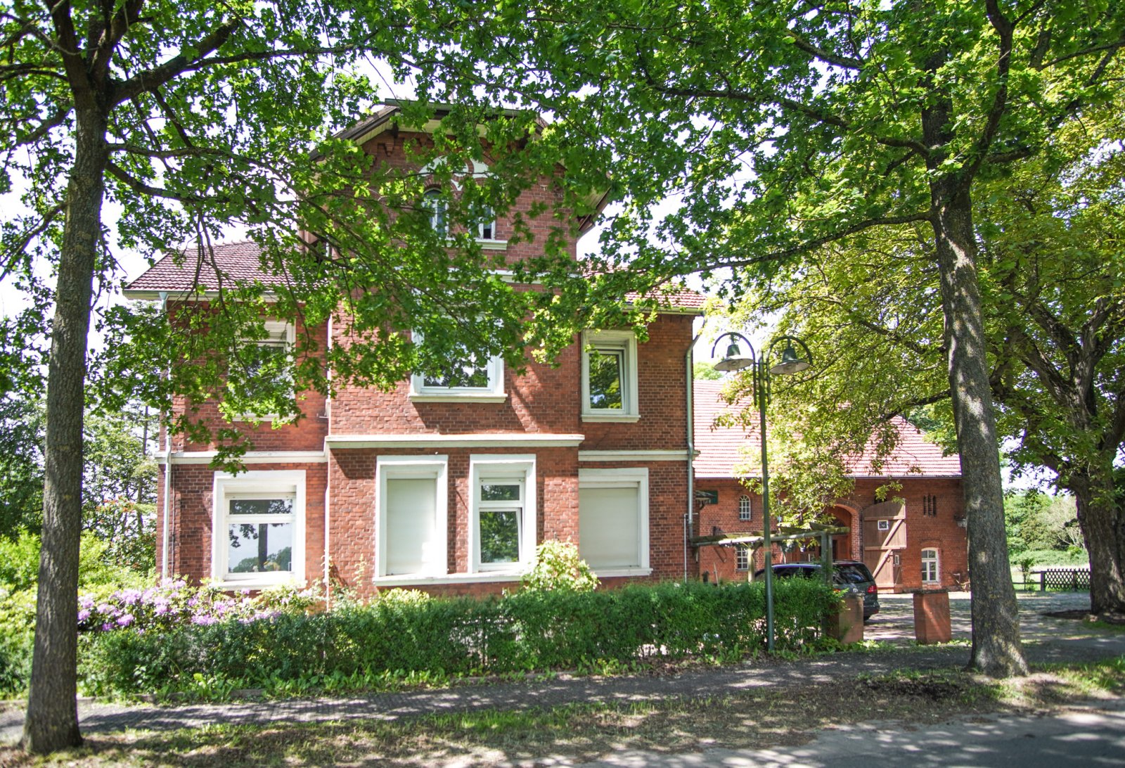 Wunderschönes Herrenhaus mit großer, für die Gastronomie umgebauter Scheune in idyllischer Lage Wunderschönes Herrenhaus mit großer, für die Gastronomie umgebauter Scheune in idyllischer Lage