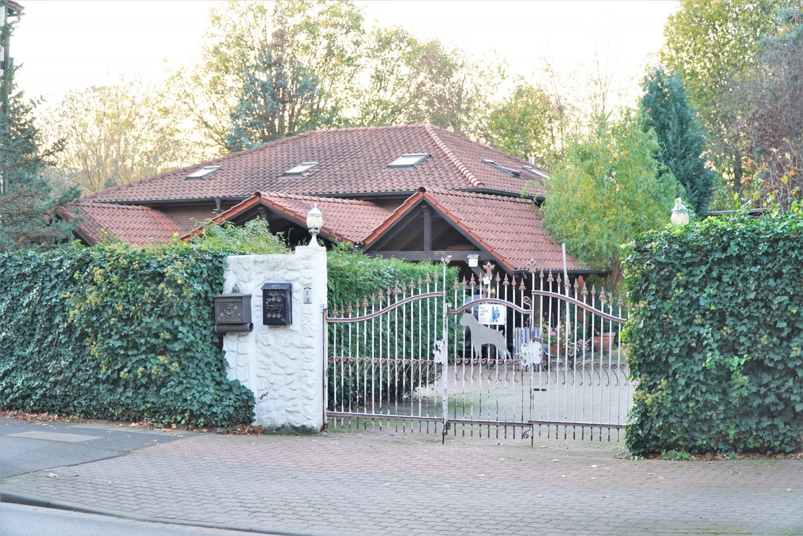 Stilvoller Bungalow mit Charme – Garage, Carport und Pool inklusive Stilvoller Bungalow mit Charme – Garage, Carport und Pool inklusive