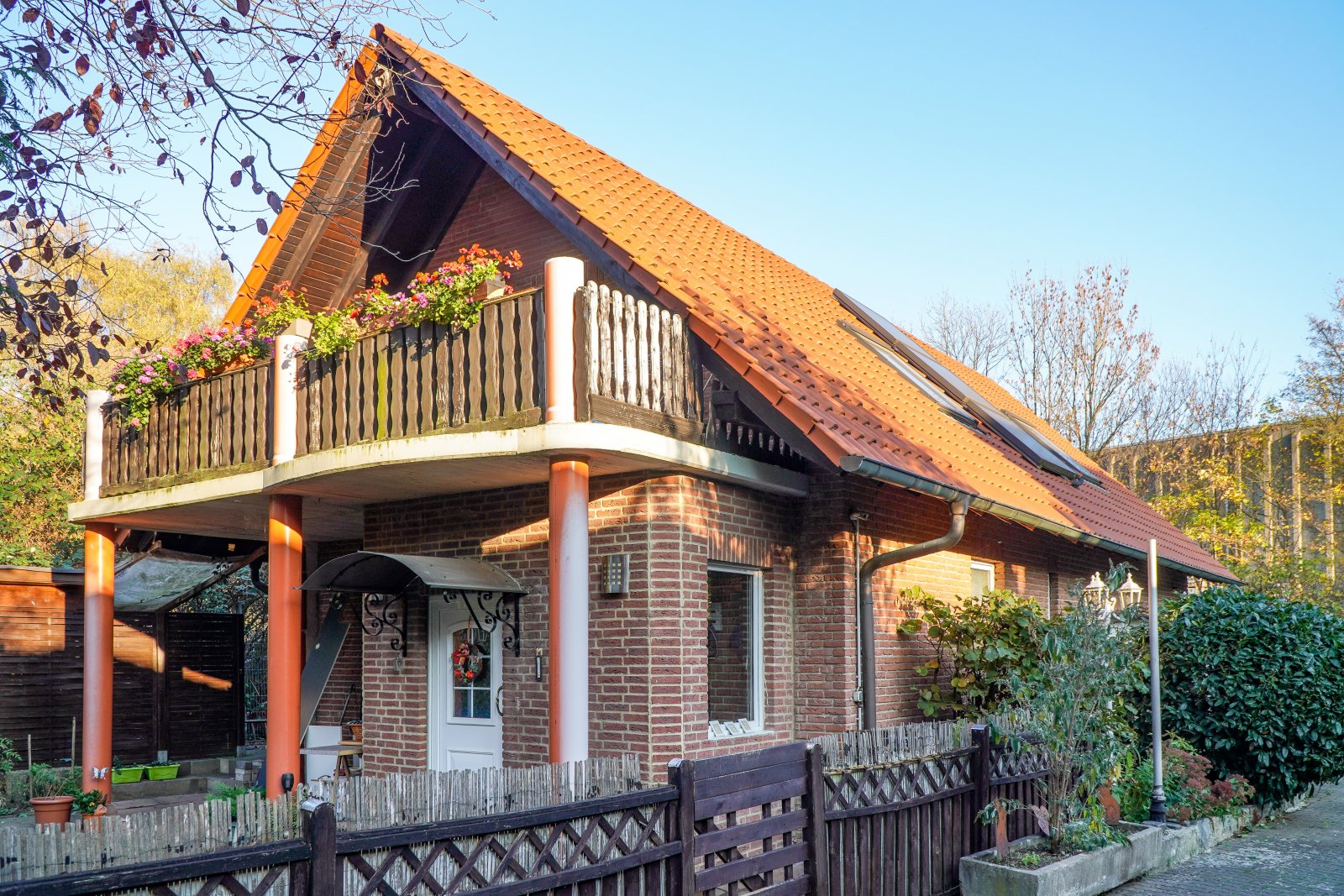 Gemütliches Einfamilienhaus mit Kamin, Doppelgarage und Erweiterungspotenzial Gemütliches Einfamilienhaus mit Kamin, Doppelgarage und Erweiterungspotenzial