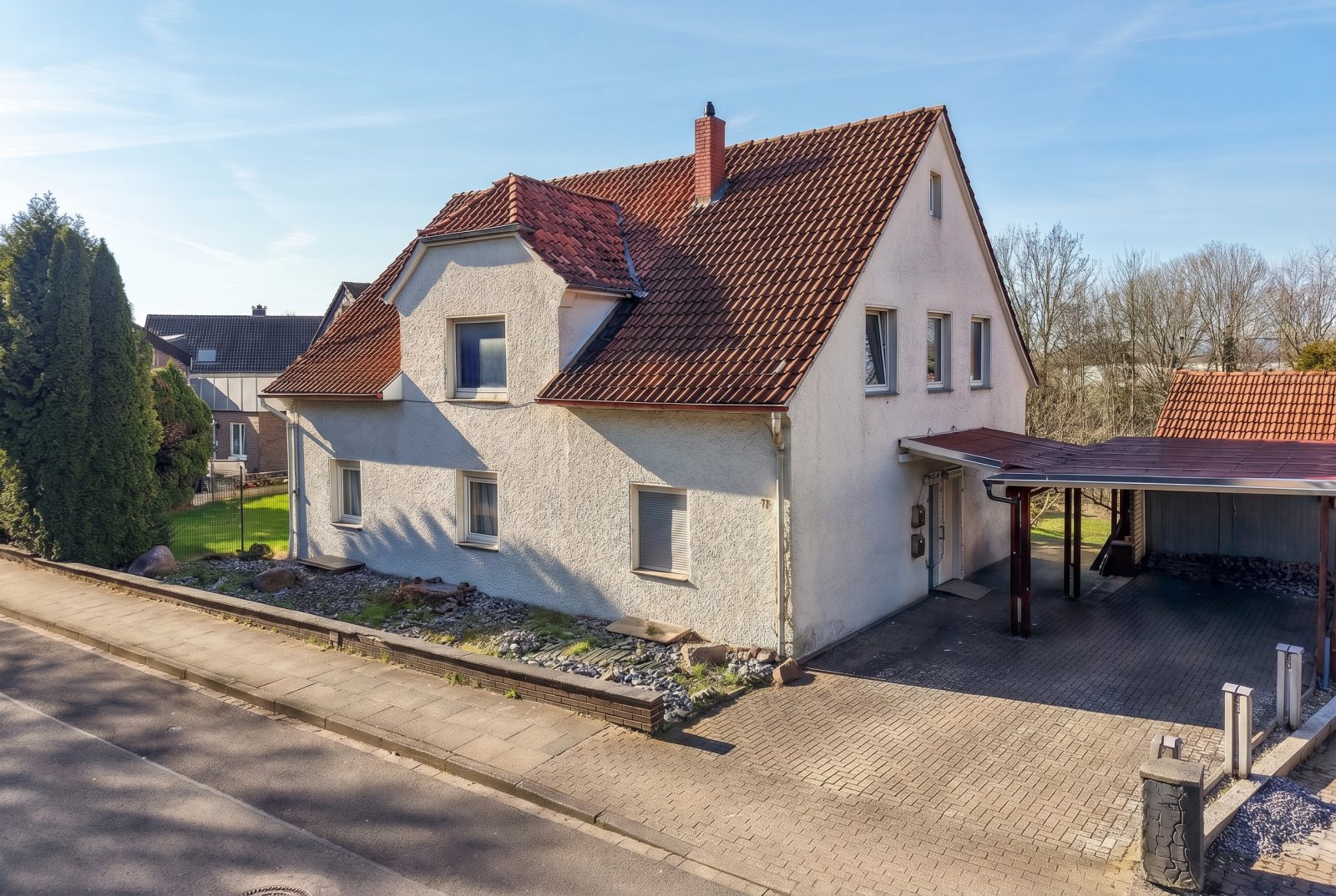 Ein- bis Zweifamilienhaus mit Wintergarten, großem Grundstück und vielseitigen Nutzungsmöglichkeiten Ein- bis Zweifamilienhaus mit Wintergarten, großem Grundstück und vielseitigen Nutzungsmöglichkeiten